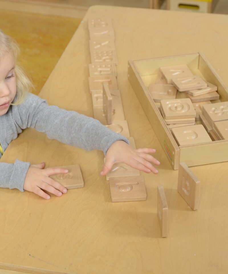 Tähed ja numbrid puidust plaatidel