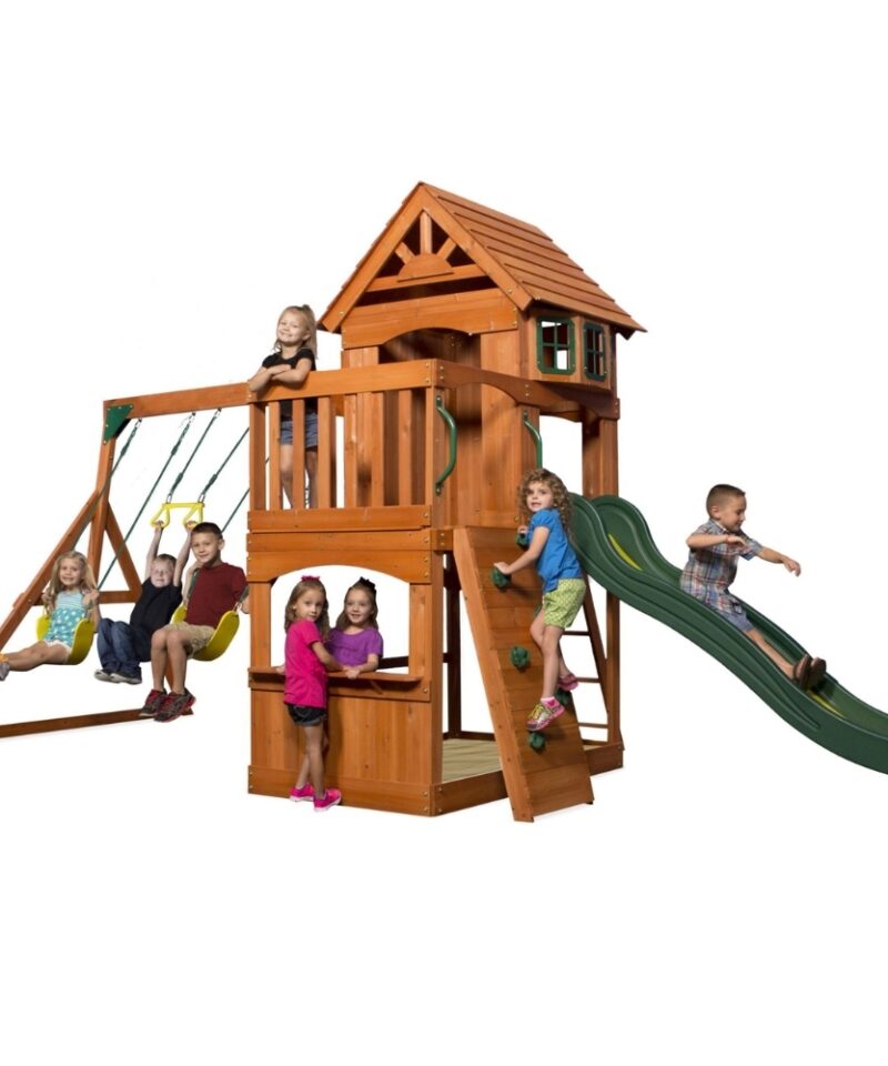 Lapsed mängivad puidust mänguväljakul