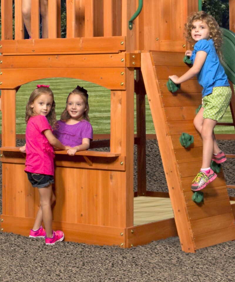 Puidust mänguväljak ronimisseinaga