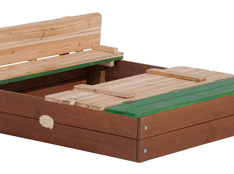 Puidust liivakast koos pinkidega