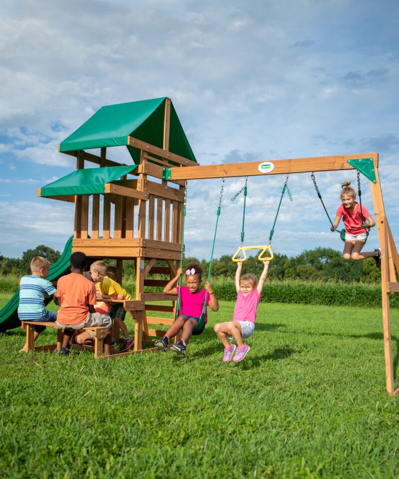 Laste mänguväljak värvilise varikatusega