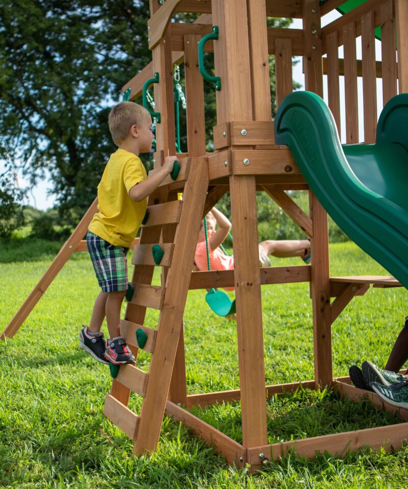 Laste mänguväljak värvilise varikatusega