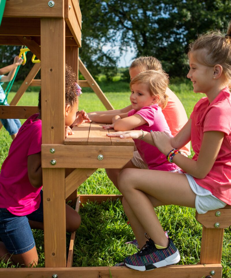 Laste mänguväljak värvilise varikatusega