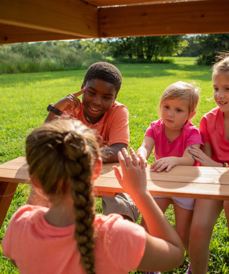 Laste mänguväljak värvilise varikatusega