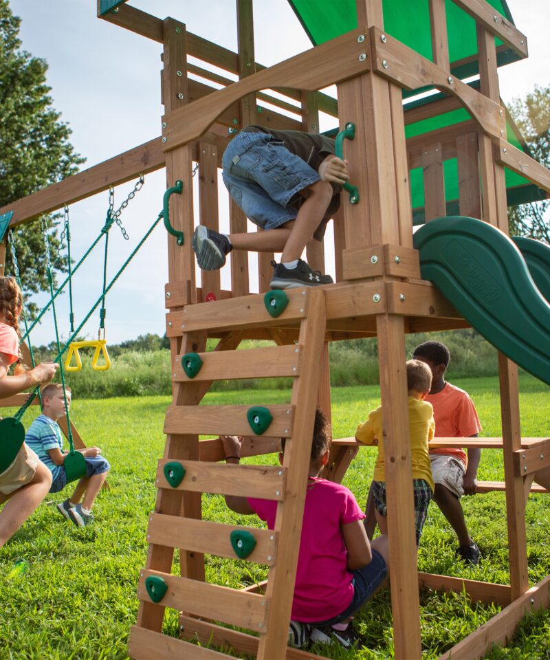 Laste mänguväljak värvilise varikatusega