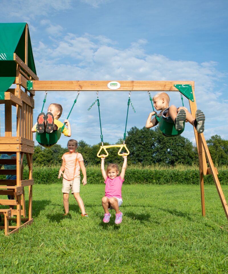 Laste mänguväljak värvilise varikatusega