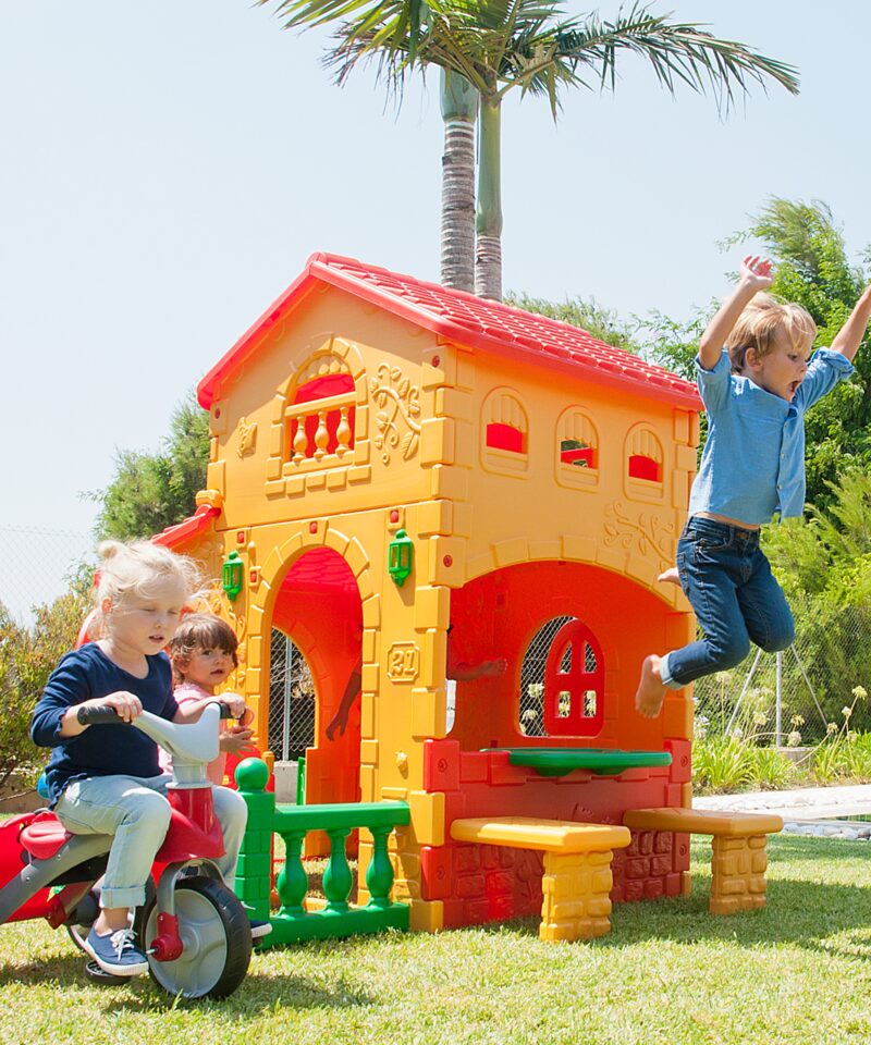 Värvikas mängumaja aeda