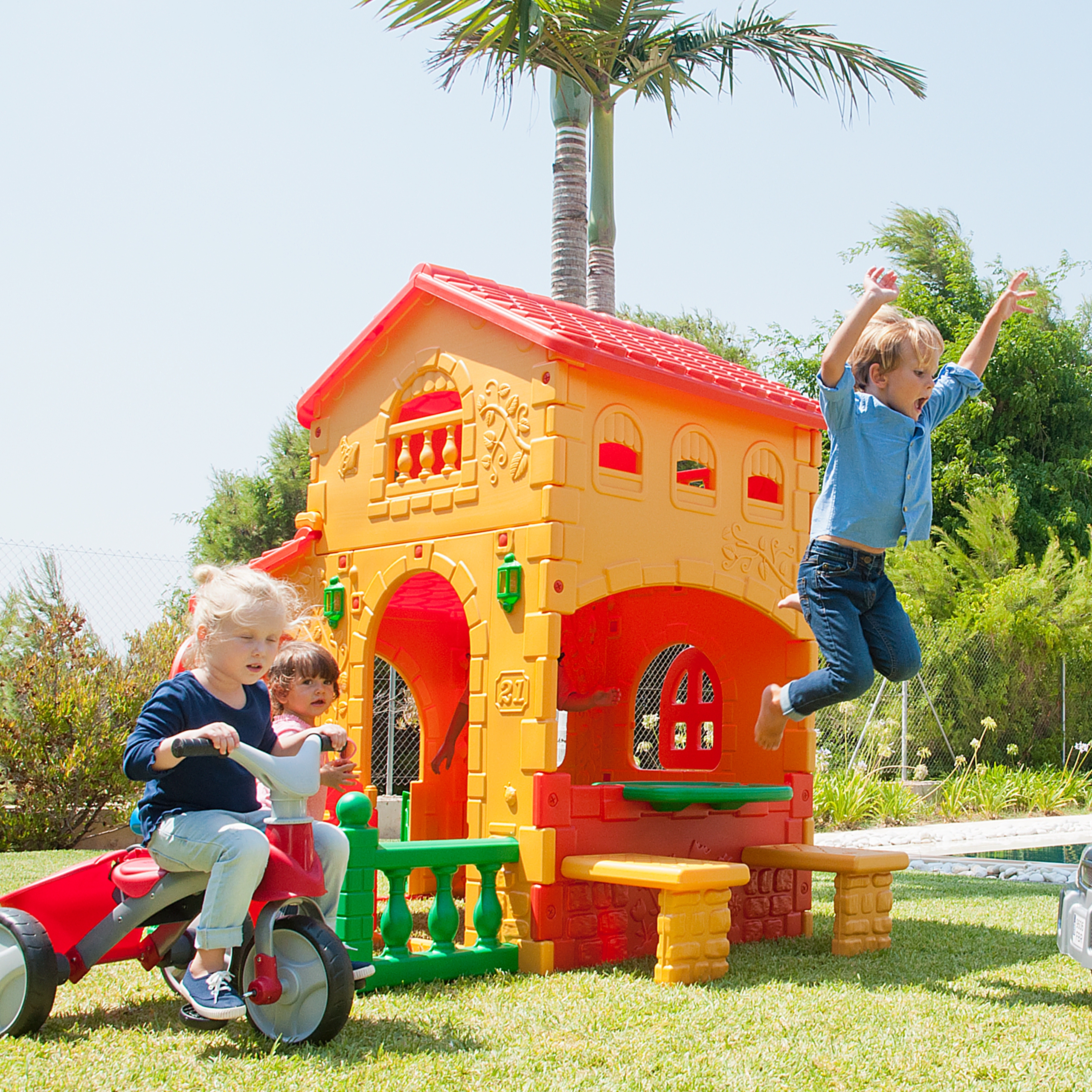 Värvikas mängumaja aeda