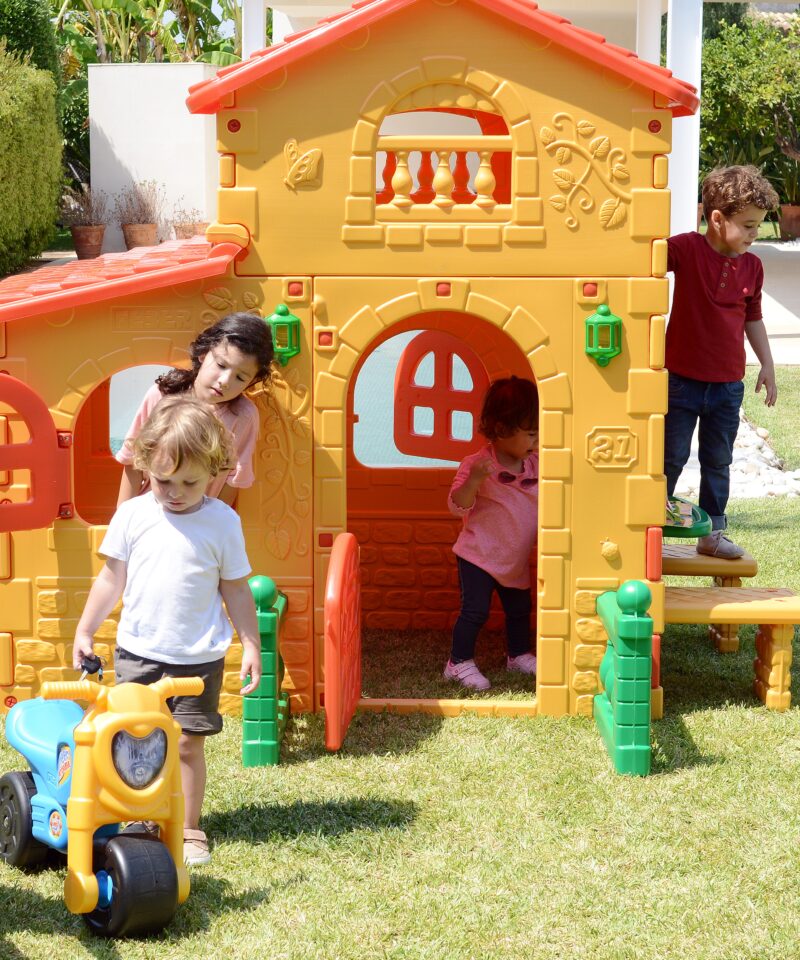 Laste mängumaja koos uksekellaga