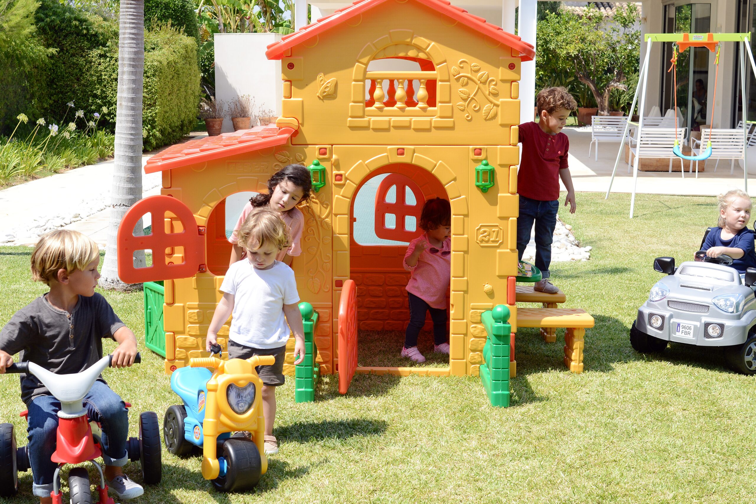 Laste mängumaja koos uksekellaga