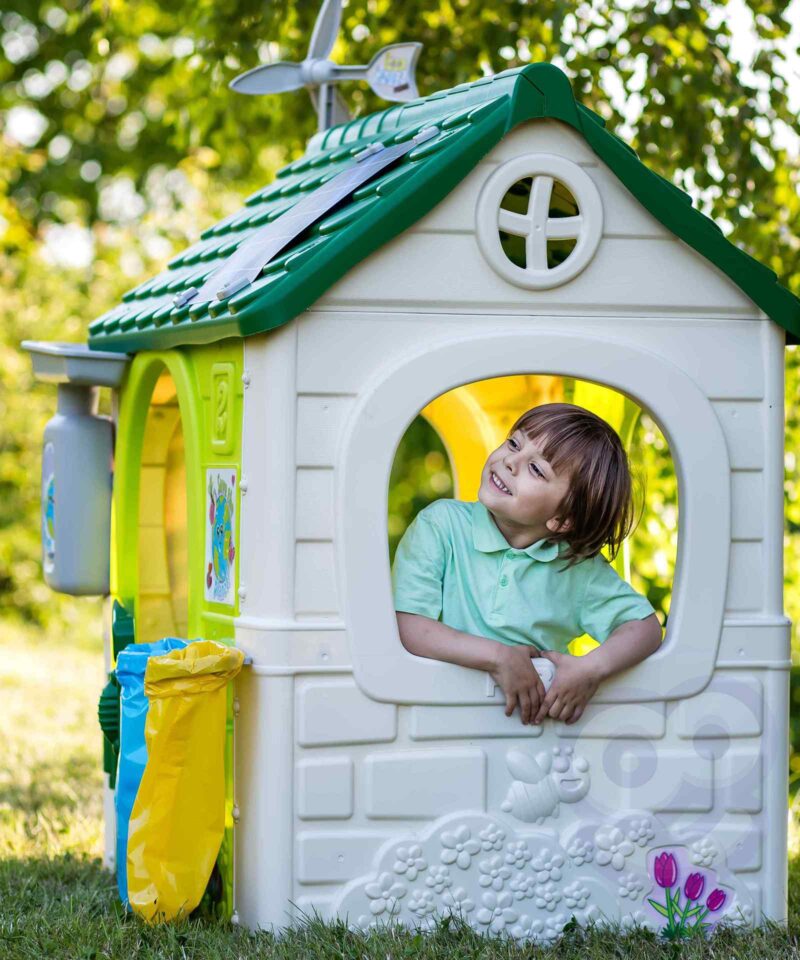 Mängumaja taaskasutusprügikastidega