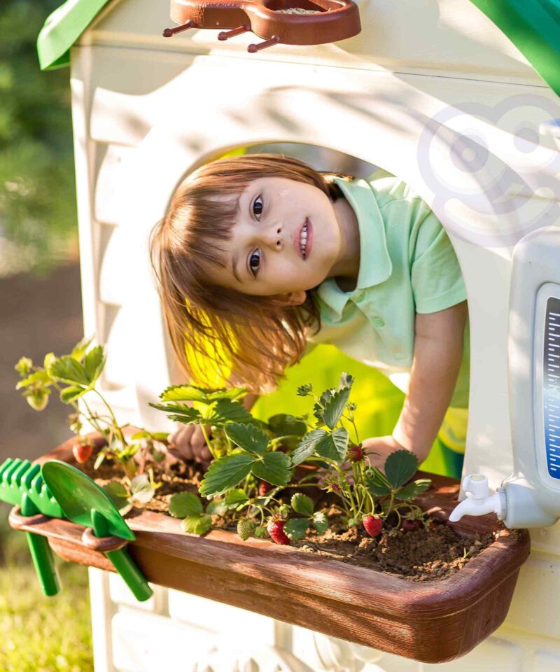 Laste mängumaja tuuleveski ja päikesepaneeliga
