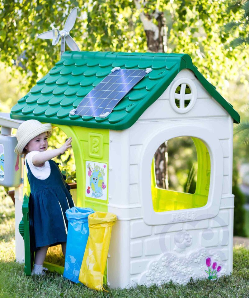 Looduslik mängumaja linnupesakasti ja söötjaga