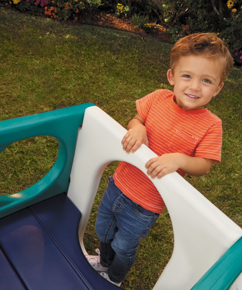 Lõbus ronimine ja libisemine mänguväljakul