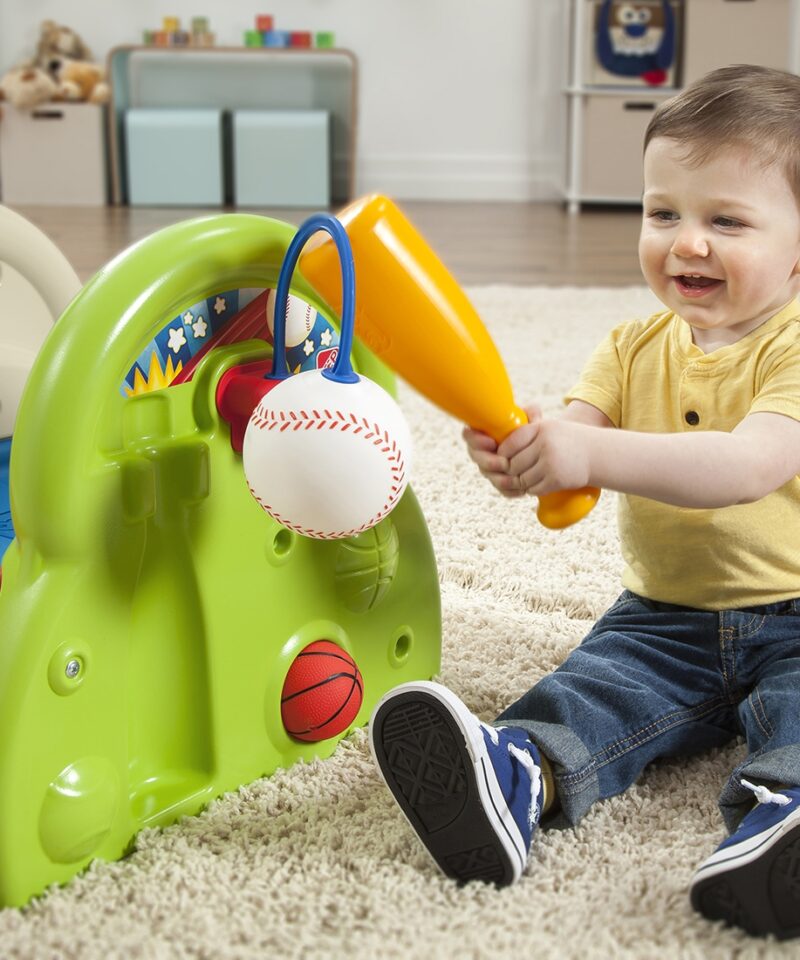 Lapsed mängivad sporditeemalises pargis