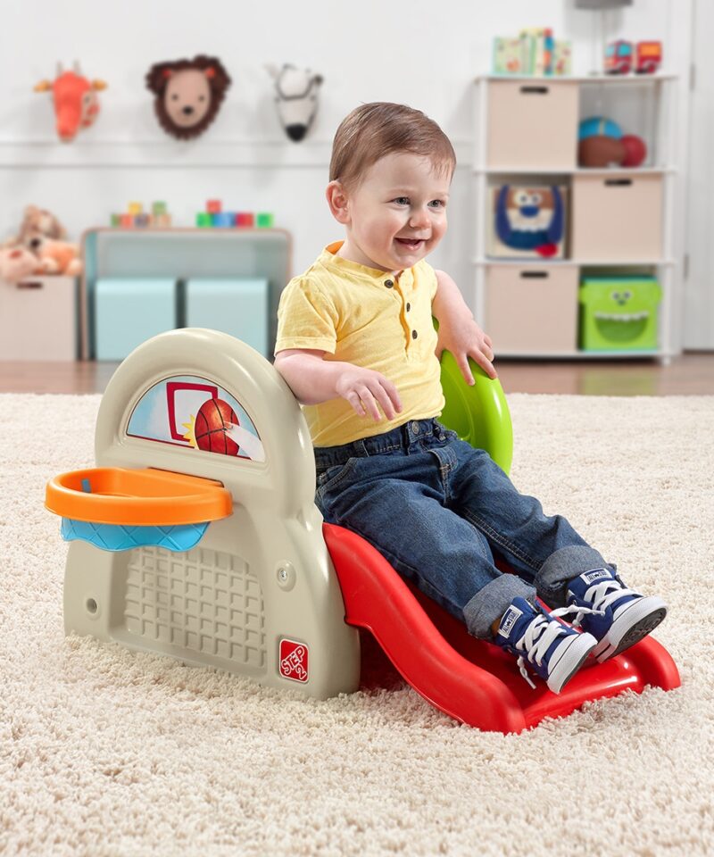 Korvpalli mängimine laste aktiivsuspargis