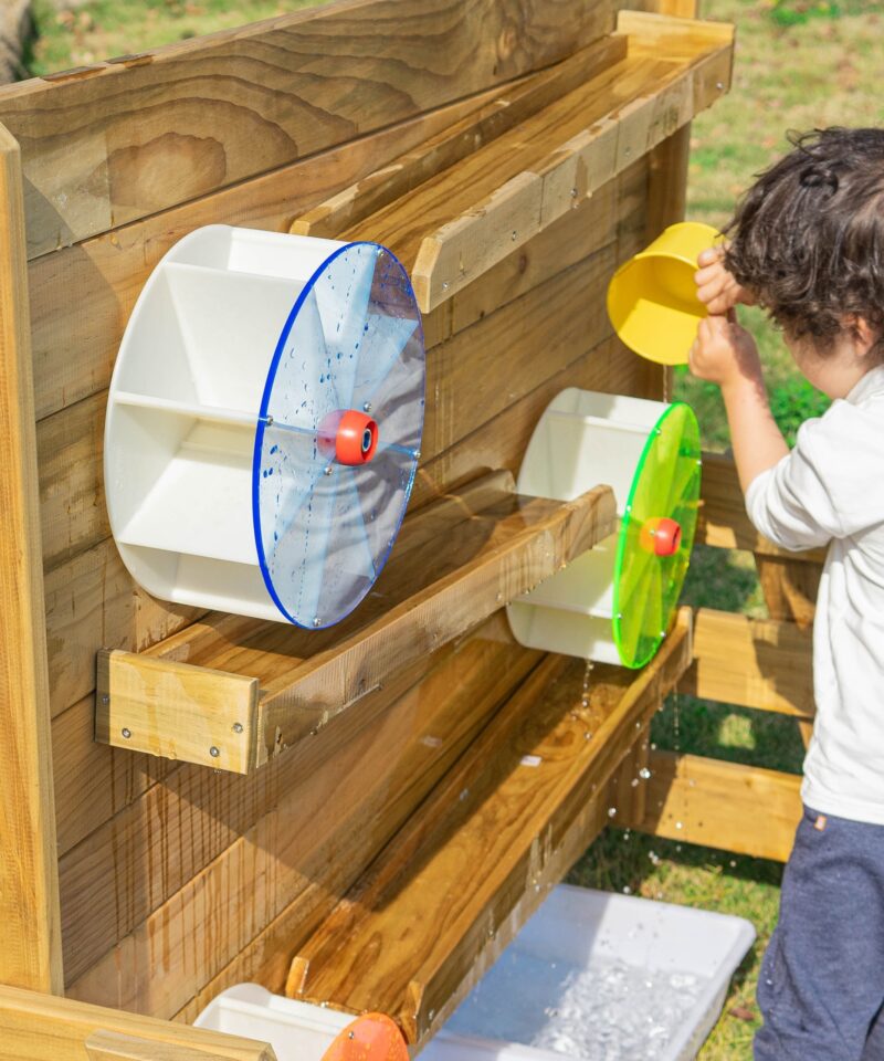 Lapsed mängivad veemängu seinaga