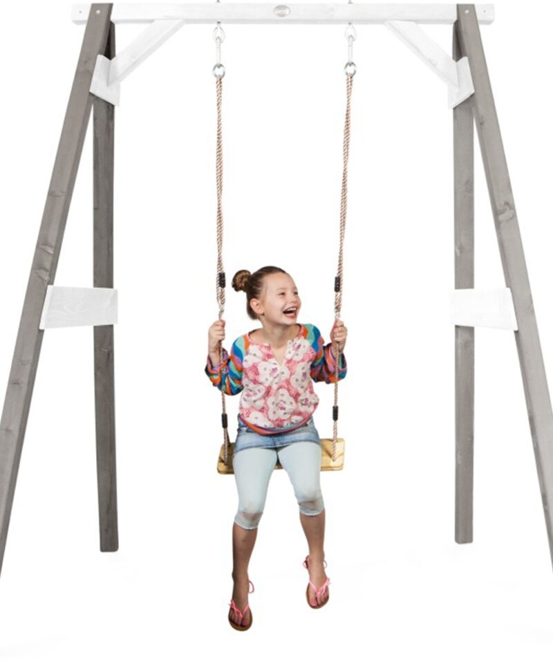 Halli istmega kiik aeda