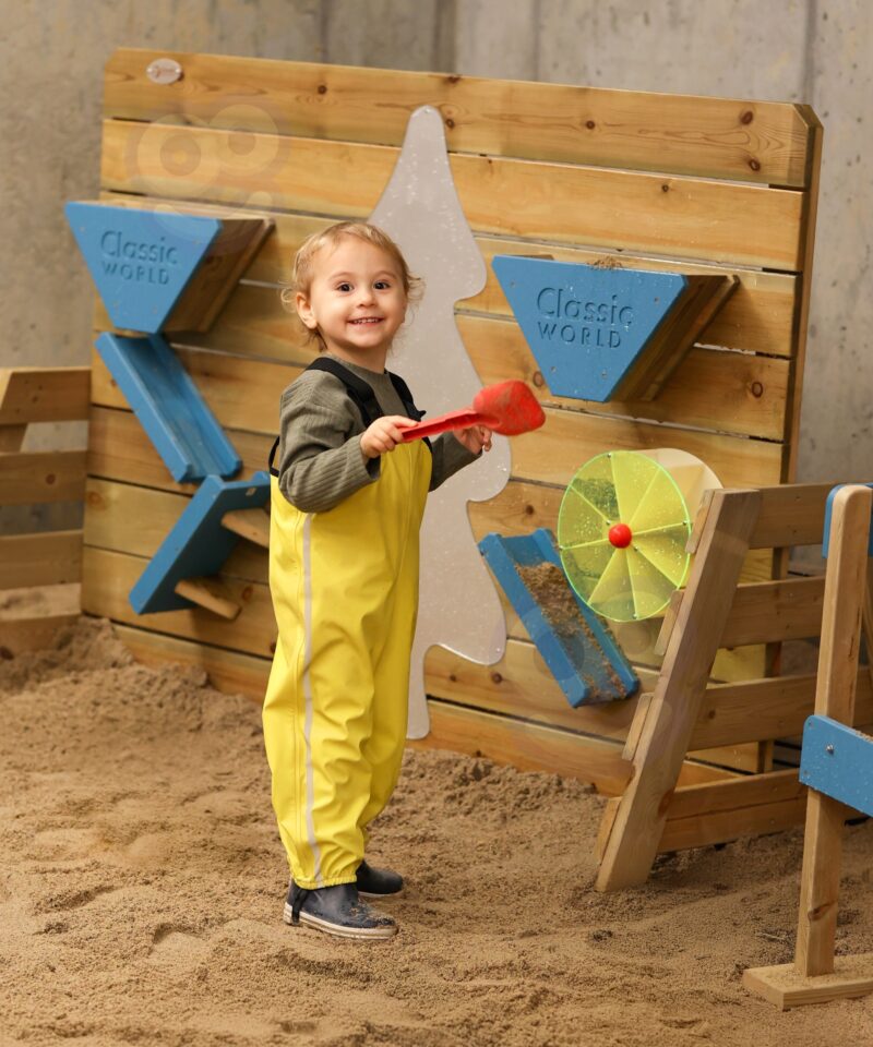 Puidust mängusein koos puidust pingiga