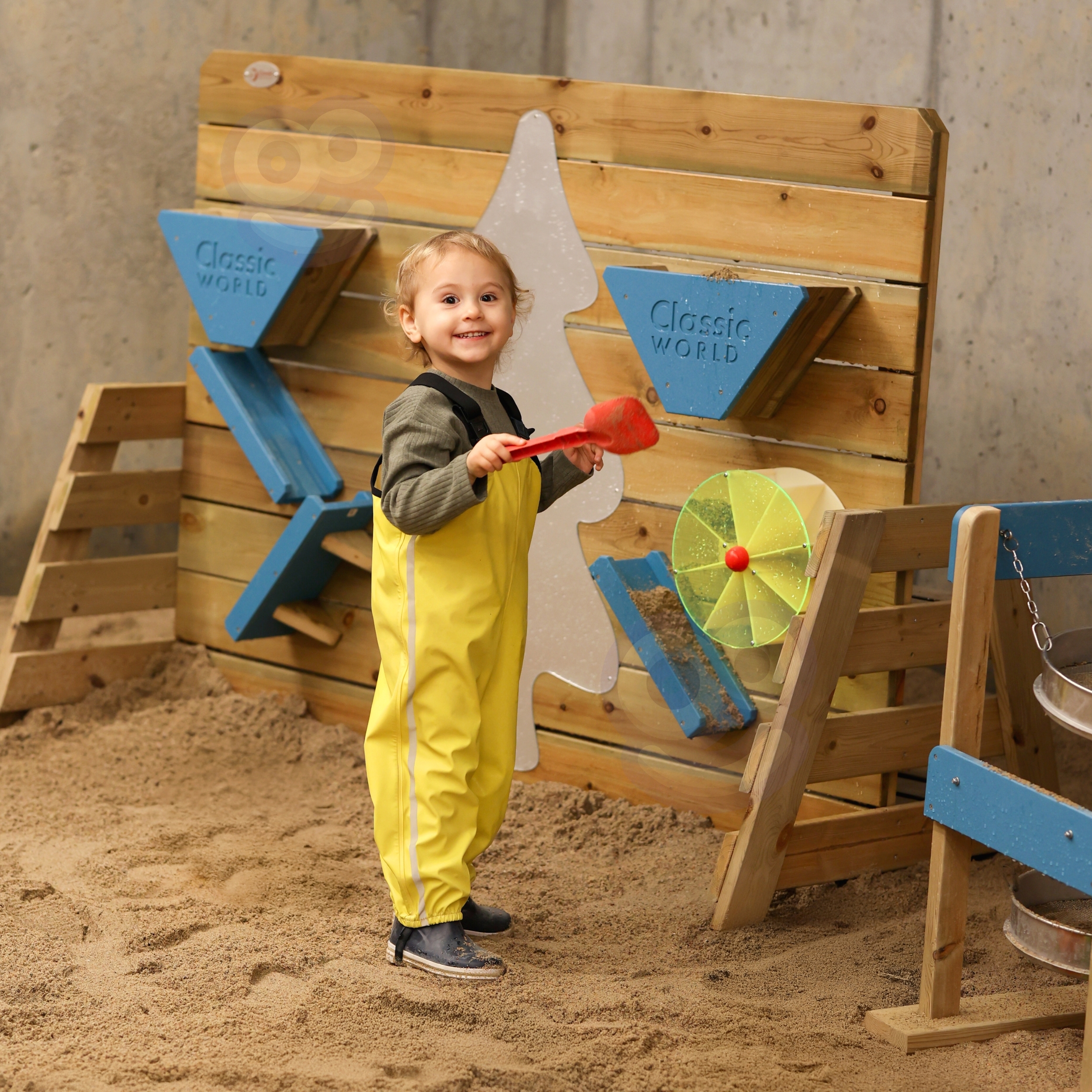 Puidust mängusein koos puidust pingiga