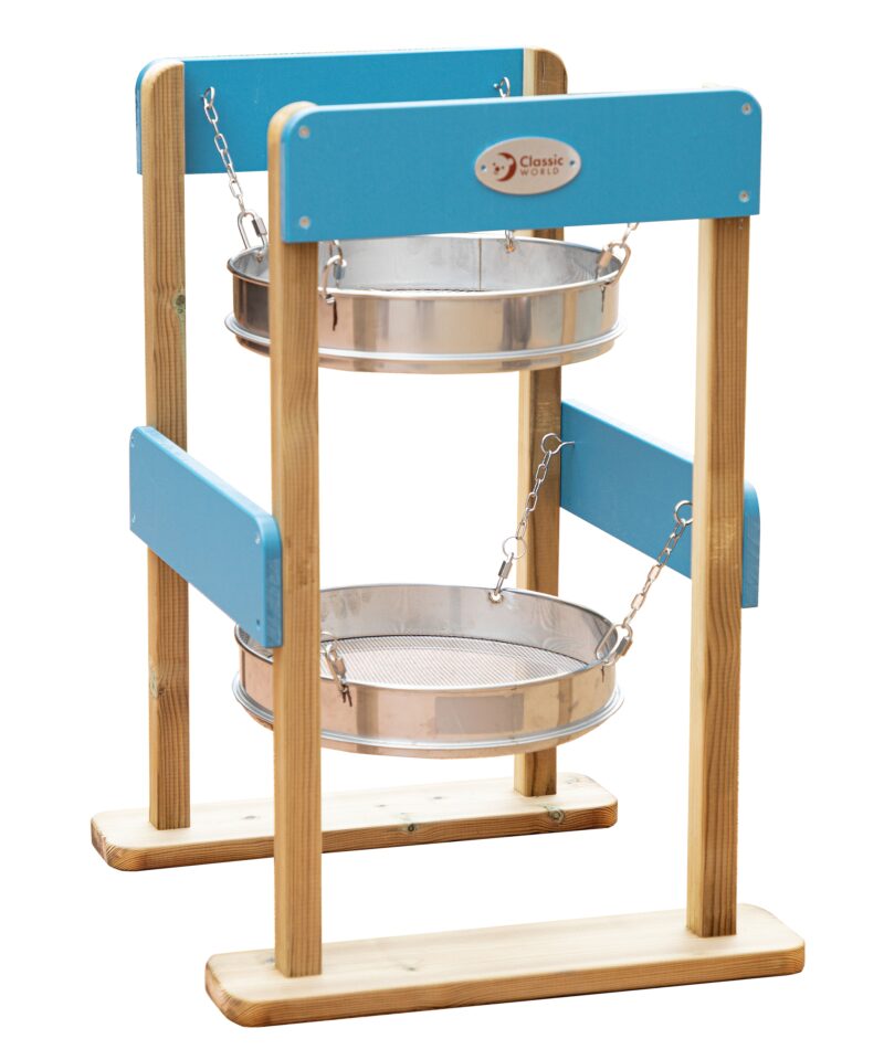 Kahekordne puidust liivakastisõel mänguväljakul