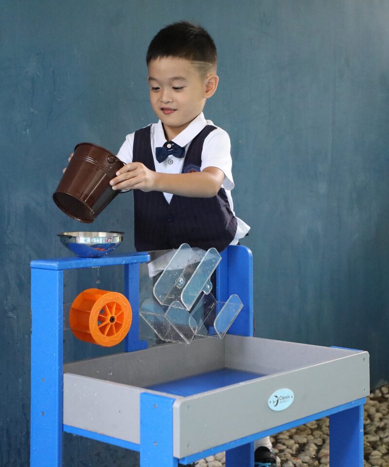 Mängulaud vee ja liivaga