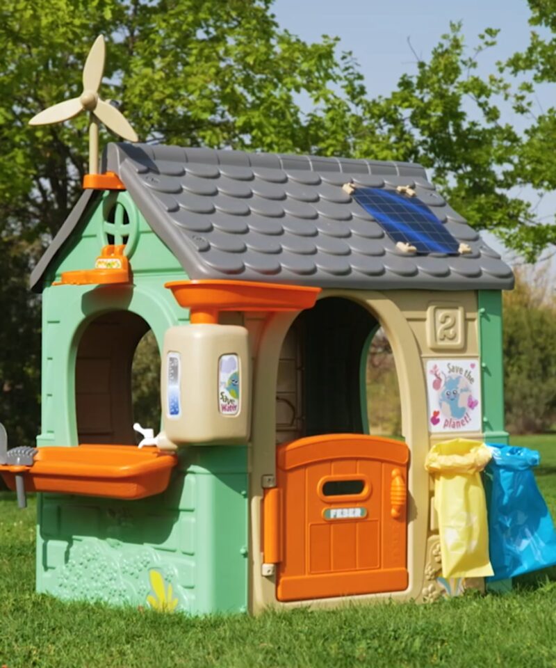 Loodussõbralik mängumaja koos päikesepaneelidega
