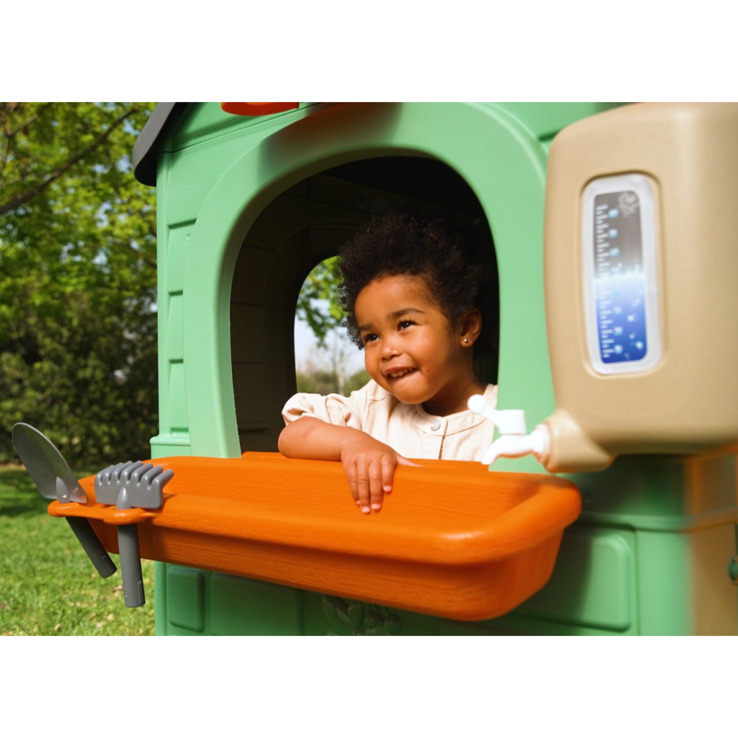 Ökodisaini mängumaja linnupesaga