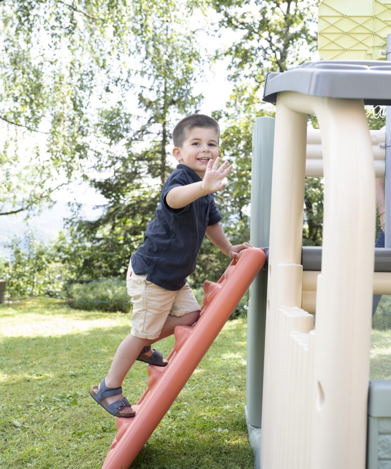 Liumägi ja ronimissein lastele