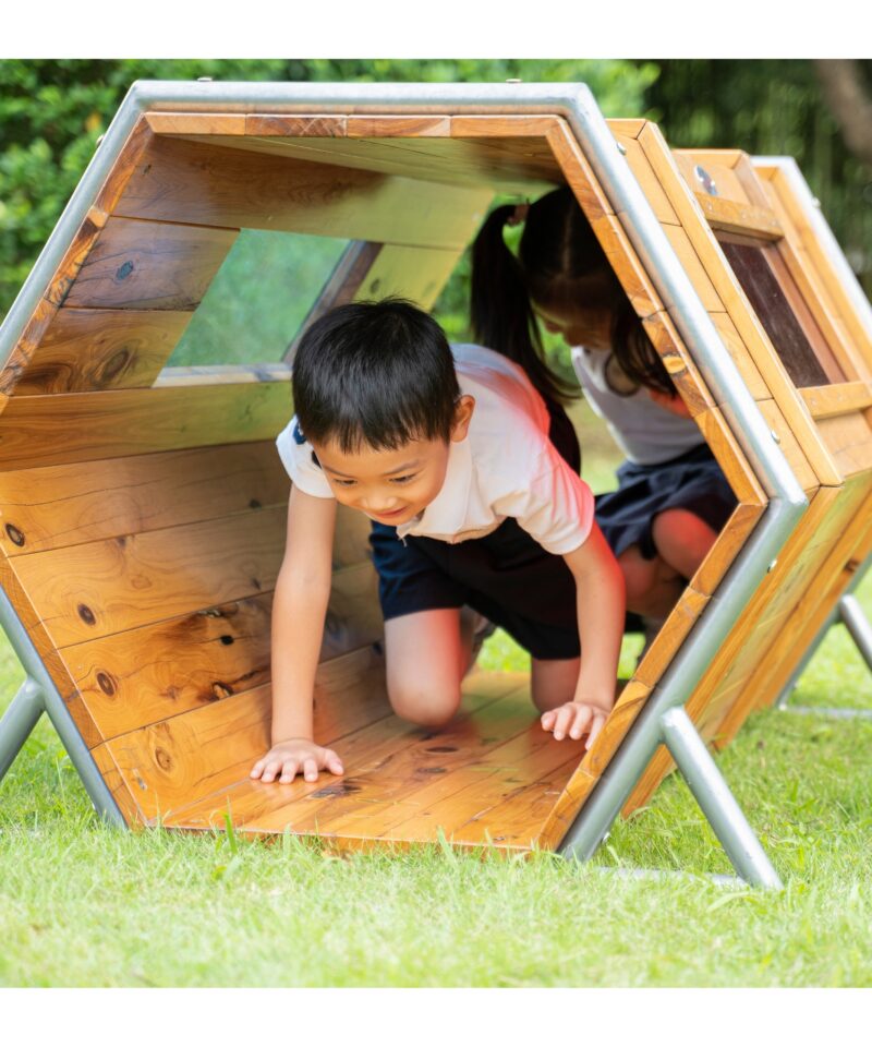 Värvikas kuusnurkne mänguala