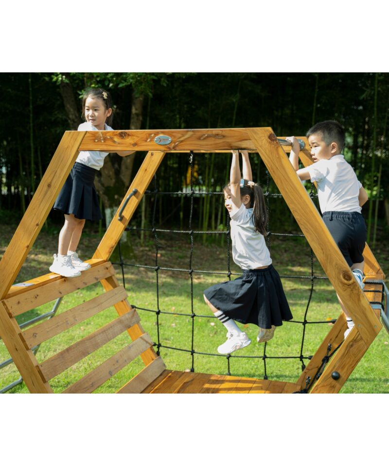 Lapsed mängivad puidust mänguväljakul