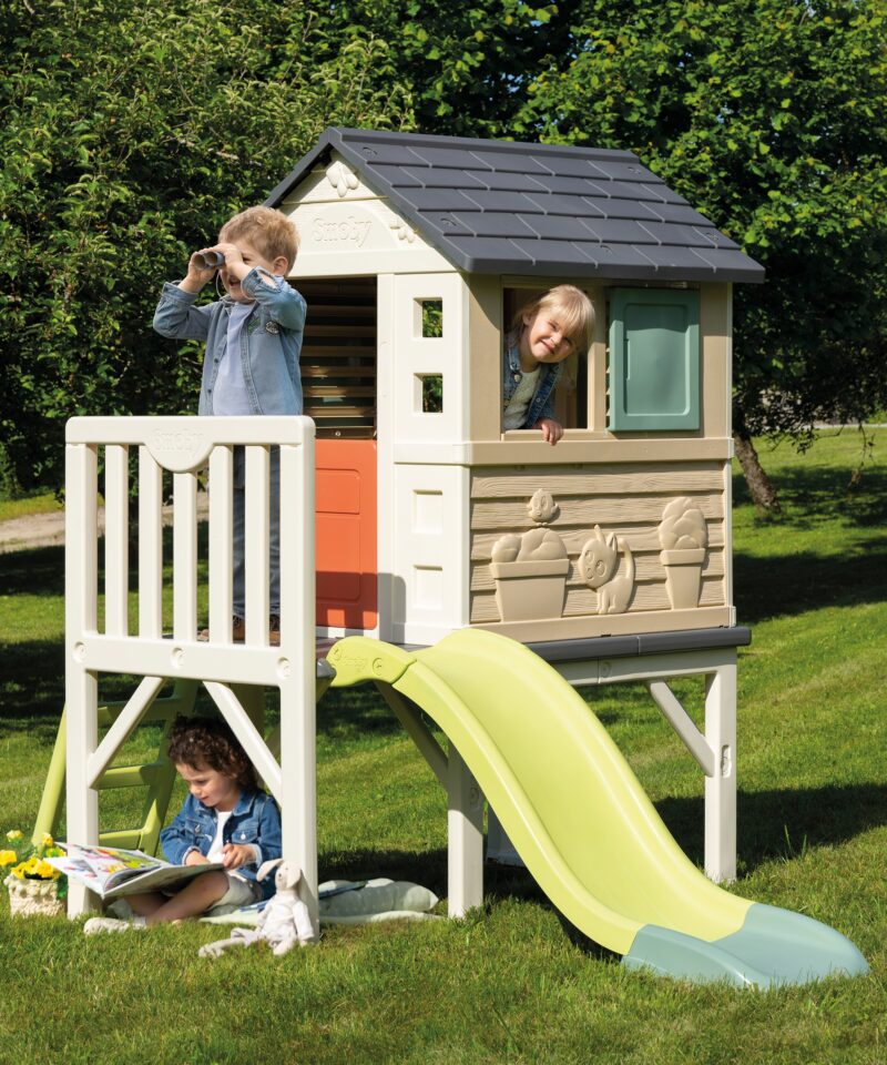 Mängumaja aknaluukide ja liumäega