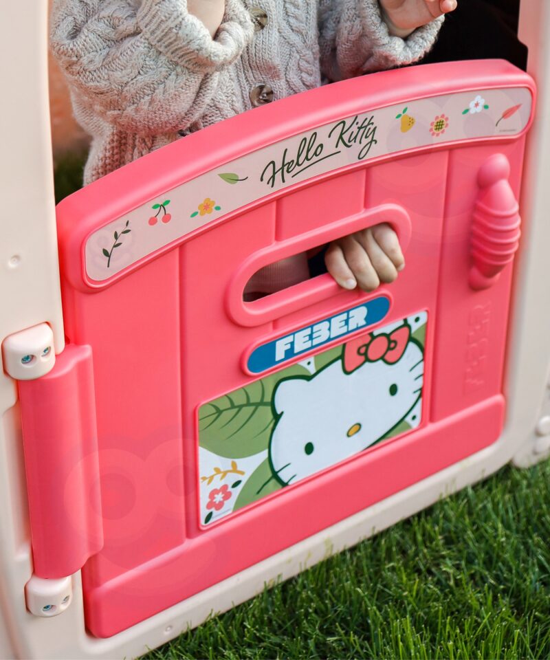 Avatavate uste ja akendega mängumaja