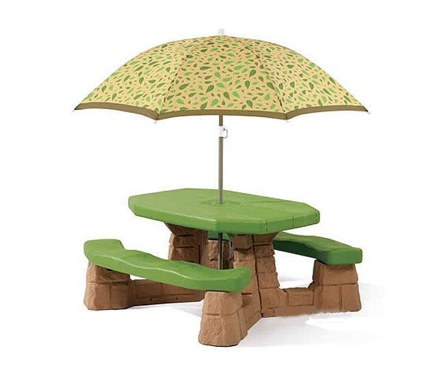 Laste piknikulaud päikesevarjuga õues