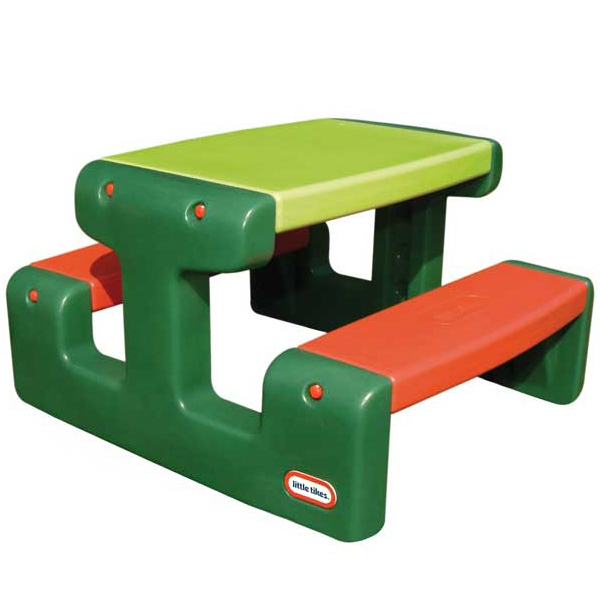 Roheline piknikulaud mängimiseks