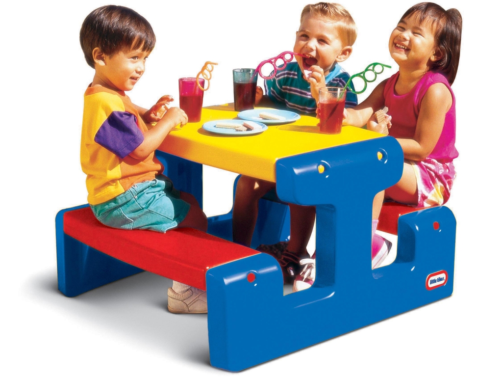 Sinine piknikulaud lastele mängimiseks