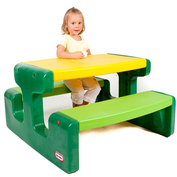 Lapsed mängimas rohelise piknikulaua ümber