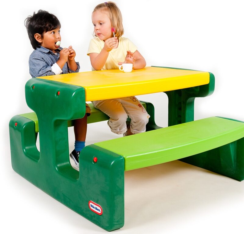 Roheline piknikulaud õues