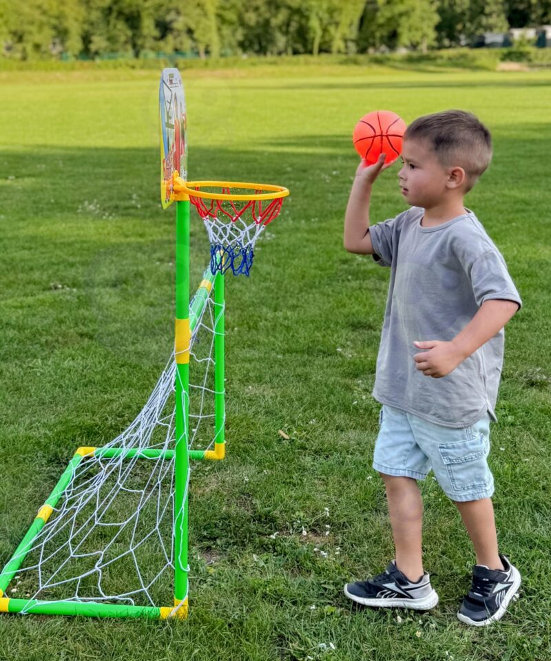 Komplekt sisaldab jalgpalliväravat ja palli