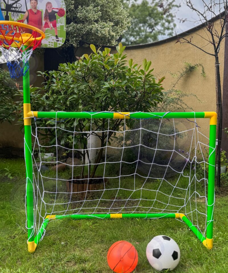 Lapsed mängivad korvpalli õues