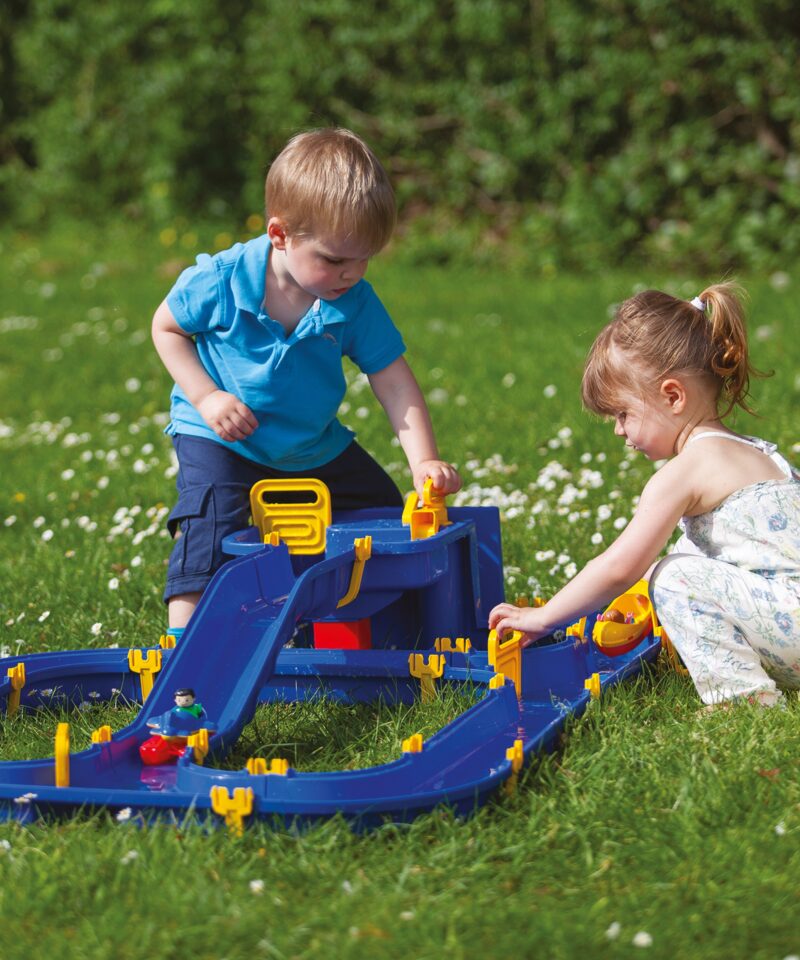 Lapsed katsetavad veemängukomplekti