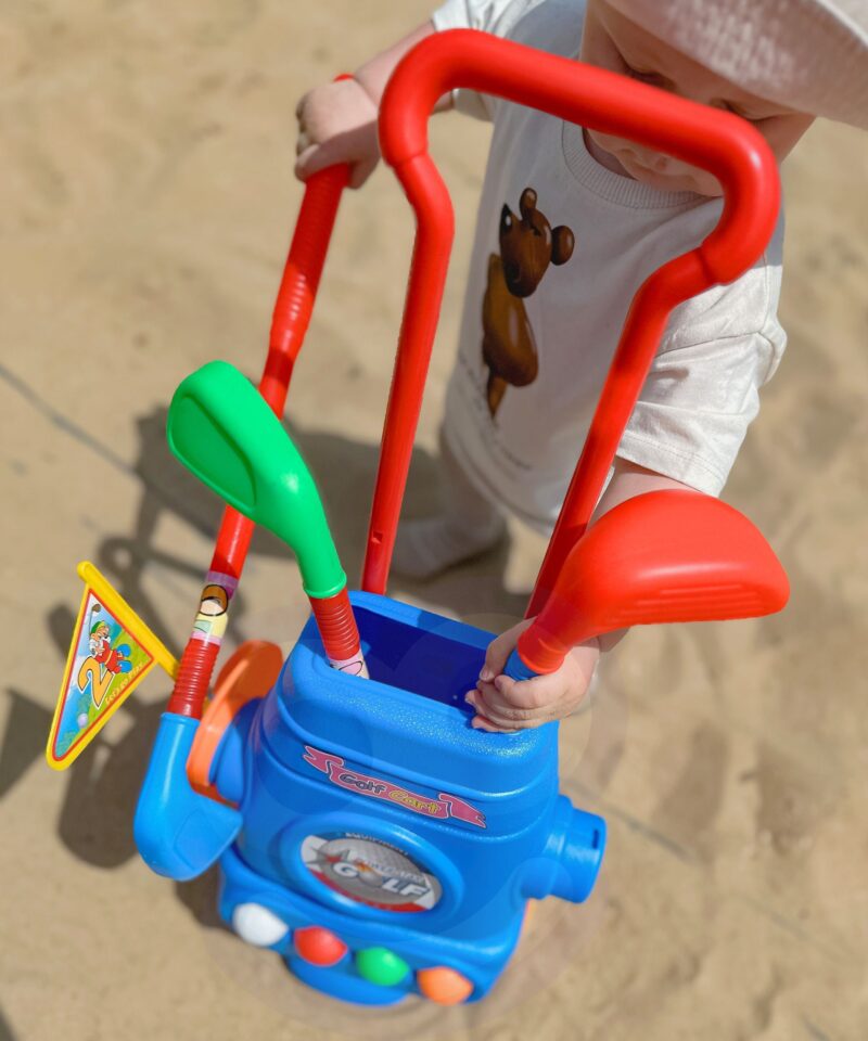 Ratastega golfitarvikute hoidik