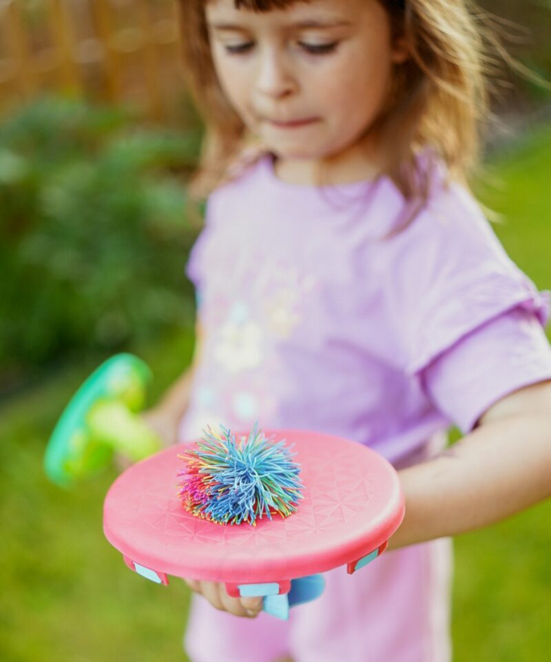Lapsed mängivad osavusmängu õues