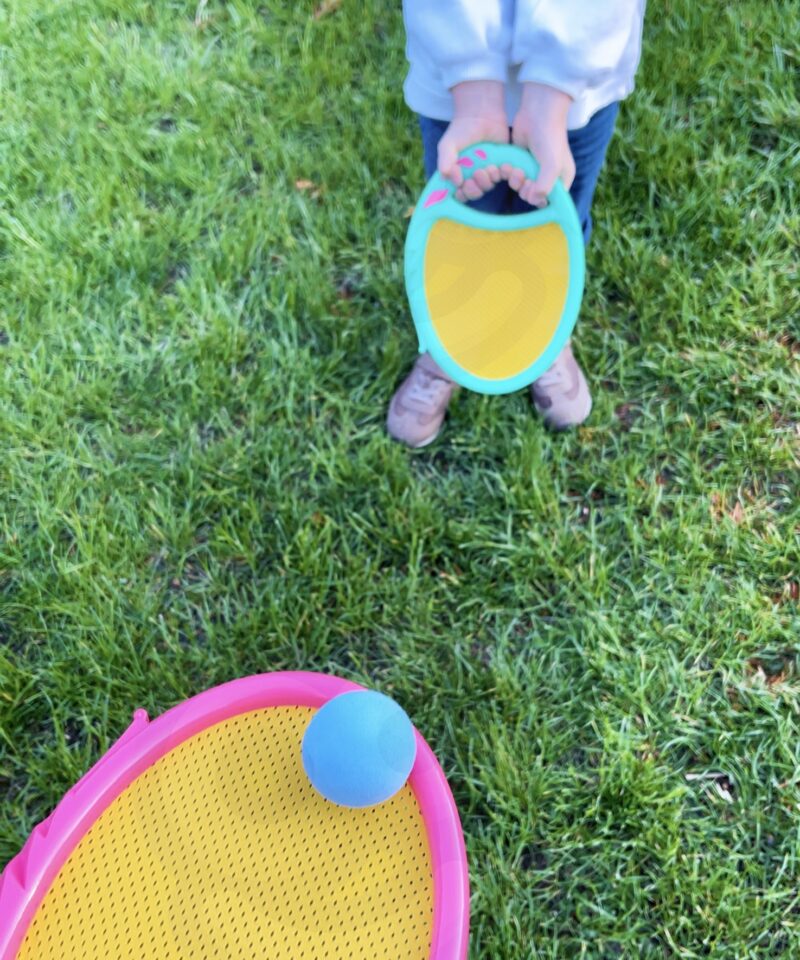 Kättepallimäng lastele