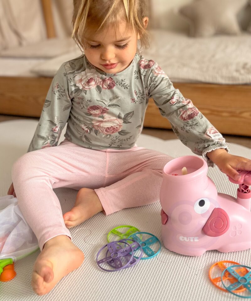 Pere mängib Frisbee Püüdmist