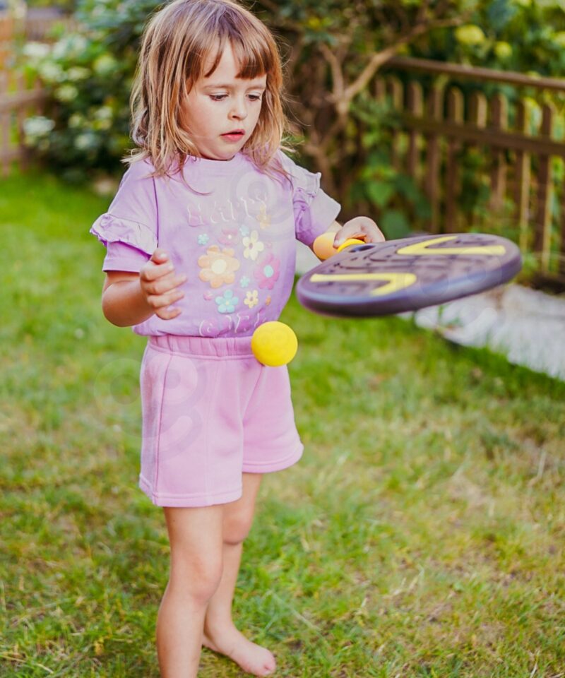 Lapsed mängivad rannas