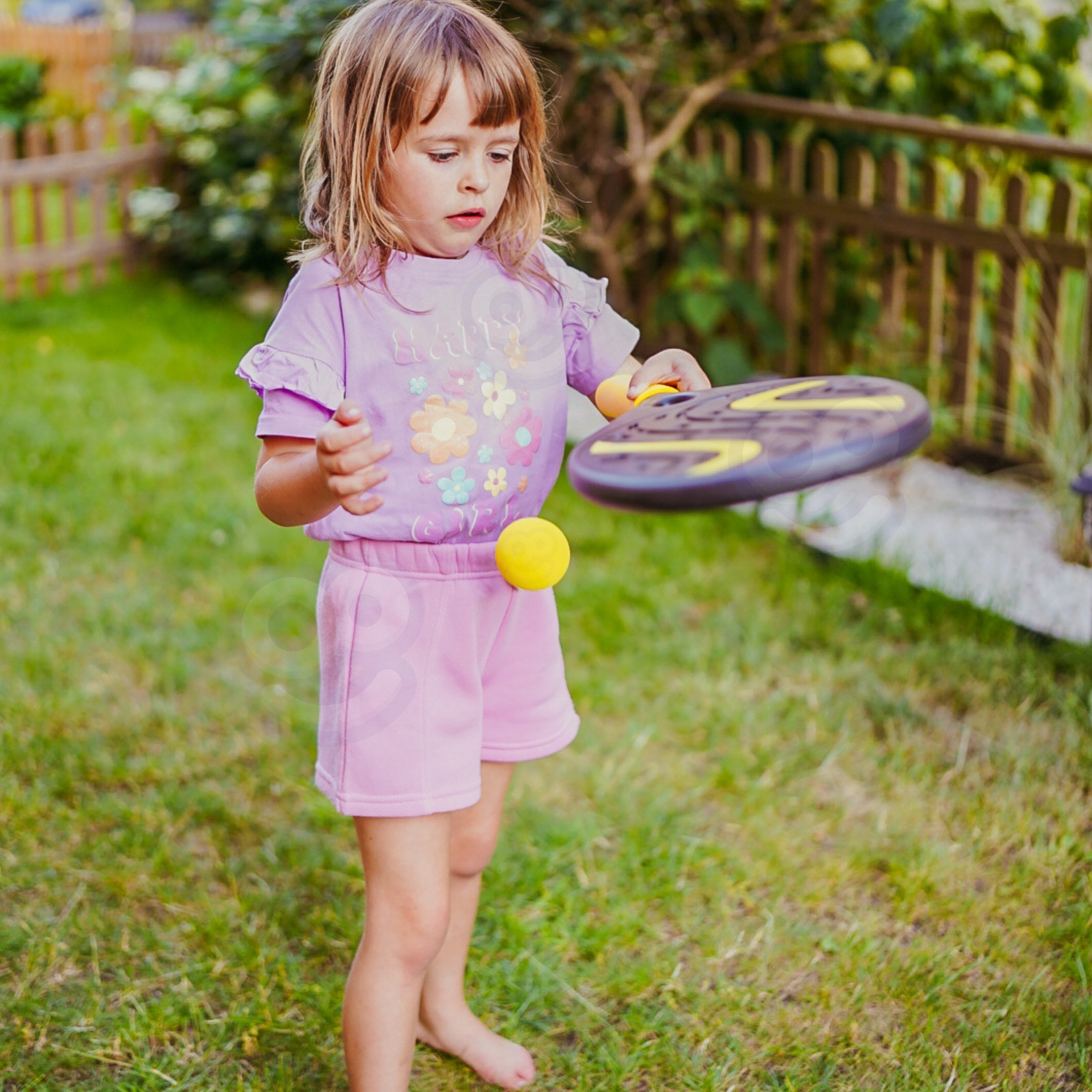 Lapsed mängivad rannas