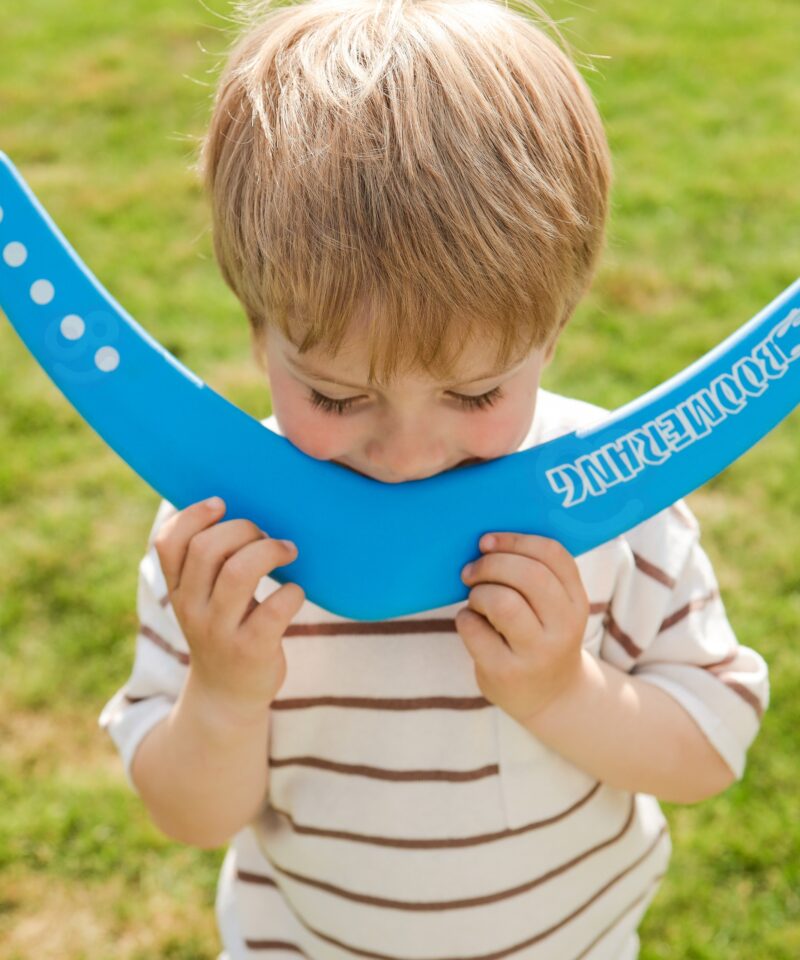 Lapsed mängivad bumerangiga