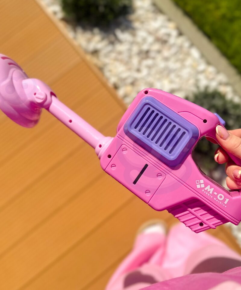 Värvikas muruniiduk mullimasin