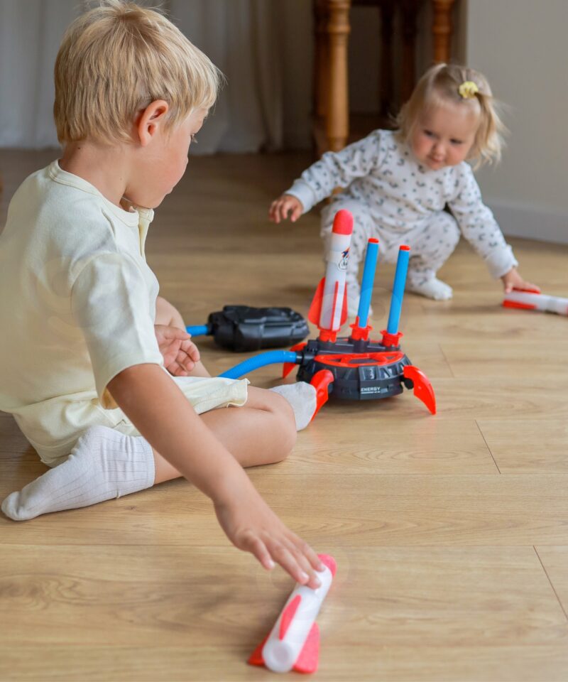 Pedaalipumbaga juhitav raketikomplekt